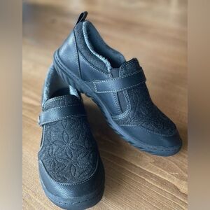 $⬇️JBU Women’s Shoes Leather Size 6.5 Worn Once Great Condition!